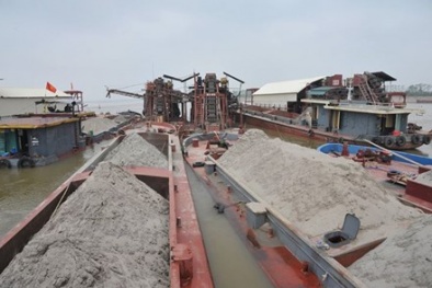 Bắt giữ hơn chục tàu khai thác cát trái phép ở sông Hồng