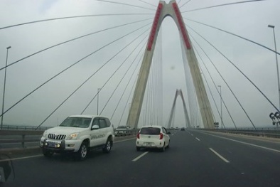 Đã có 3 lái xe đi ngược chiều trên cầu Nhật Tân ra trình diện