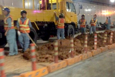 Hầm Thủ Thiêm bị phong tỏa 3 tiếng vì xe tải chở đất bị lật