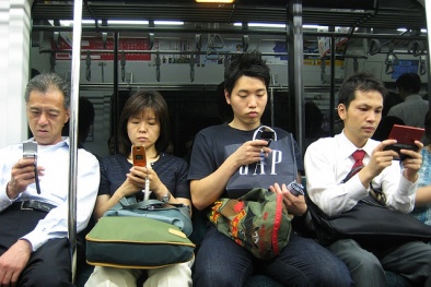 Giới trẻ nguy cơ đau vai gáy và thoát vị đĩa đệm vì dùng điện thoại