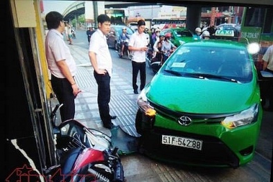 Clip: Tài xế taxi tông thẳng xe 'hạ gục' hai tên cướp