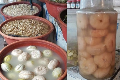 ‘Phát ớn’ với chậu dưa muối đóng váng thâm đen
