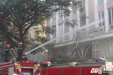 Quá trình giải cứu 11 người mắc kẹt trên sân thượng tòa nhà bị cháy ở TP.HCM