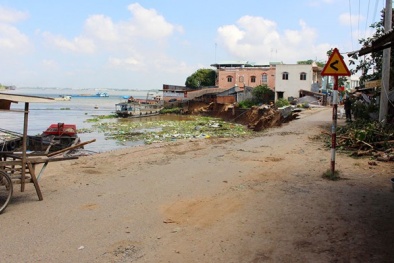 Những người 'chờ' nhà sập bên bờ sông Vàm Nao
