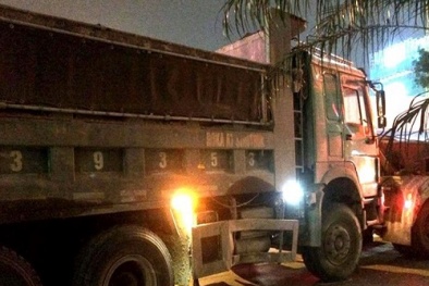 Tai nạn giao thông ngày 26/4: Nam thanh niên chết lặng ôm thi thể bạn gái bị xe tải cán
