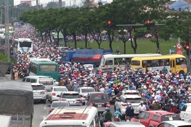 Ngàn người 'kẹt cứng' trên đường về miền Tây, đường ngập nửa mét