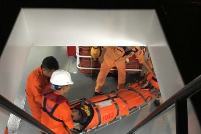 Ngư dân ho ra máu, hôn mê sâu đã được đưa vào đất liền