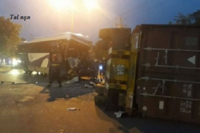 Xe khách tông thẳng vào xe container, tài xế tử vong tại chỗ