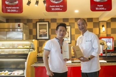 Ca sỹ Bằng Kiều trải nghiệm không gian ẩm thực Ngũ hành tại Đà Nẵng