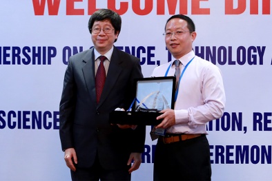 Trao giải thưởng ASPIRE 2017 cho tiến sĩ nghiên cứu về 'vật liệu carbon mới'