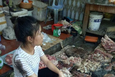 Hải Phòng: Bán thịt lợn giá rẻ, người phụ nữ bị hắt dầu luyn trộn chất thải