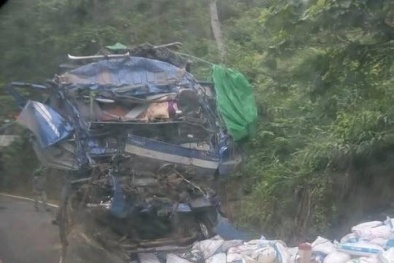 Tai nạn giao thông ngày 18/5: Xe tải lao vào vách núi nát bươm, 2 người tử vong