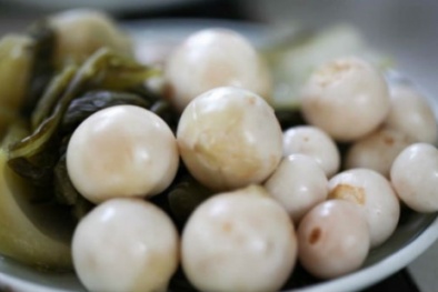 Ung thư đến sớm nếu ăn cà dưa muối nổi váng trắng, vàng kéo dài