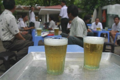 Một quán bia ở Hà Nội ngày nóng kỷ lục: 400 vé xe và nghìn lít bia hết veo