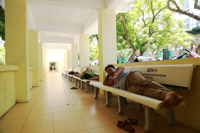 Nắng nóng kỷ lục: Bệnh nhân và người nhà vật vã tránh nóng