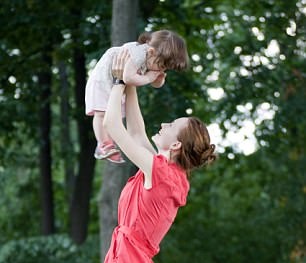 Cách bế trẻ để không mắc bệnh xương khớp