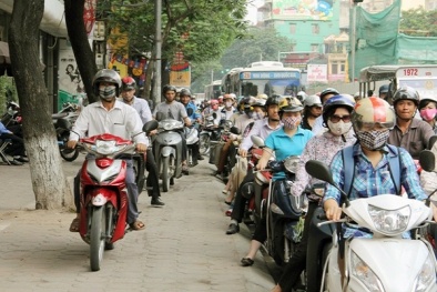 Xe máy đi trên vỉa hè sẽ chịu các mức phạt như thế nào?
