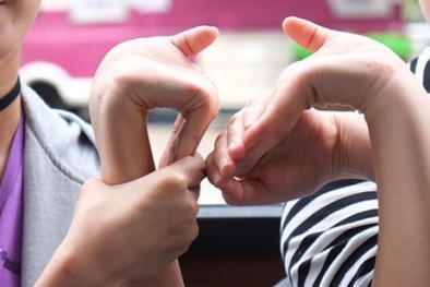 Chuyện lạ: Thiếu nữ xinh đẹp khổ vì có... hai cơ thể trong người