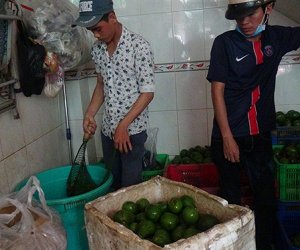 Kinh hoàng cảnh ngâm bơ ngập trong thùng hóa chất