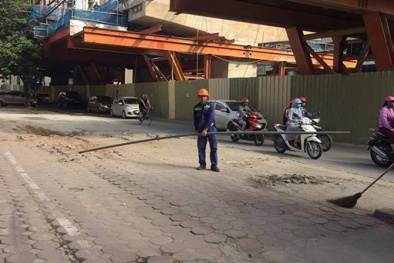 Hà Nội: Rơi thanh sắt từ công trình đường sắt trên cao, chủ đầu tư nói gì?