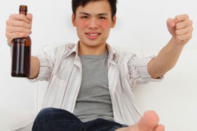 Uống bia rượu bị đỏ mặt có nguy cơ ung thư cao hơn do mang gen lỗi