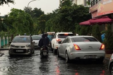 Hà Nội mưa to vài chục phút đã ngập do 'bất khả kháng'