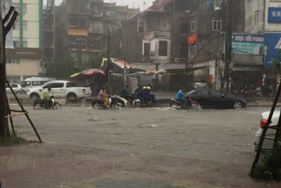 Video: Hà Nội mưa lớn, hàng loạt tuyến phố ngập sâu