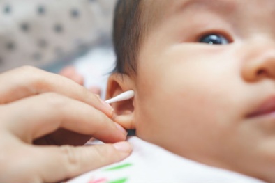 Nếu đang dùng tăm bông để lấy ráy tai cho con thì cha mẹ hãy dừng lại ngay