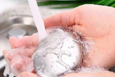Xà phòng bằng kim loại đang được chị em săn lùng: Sự thật phũ phàng