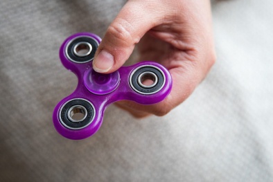 Đồ chơi Fidget Spinner có thể gây tắc thở, Đức tịch thu còn Việt Nam vẫn đang sốt