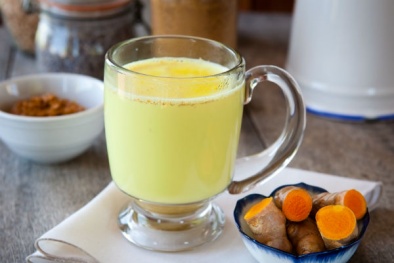 Đổ một thìa bột nghệ vào cốc nước của bạn để chữa bách bệnh