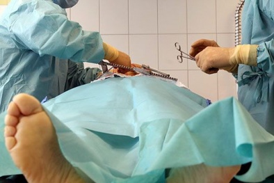 Cắt nhầm tinh hoàn bệnh nhân, bác sĩ vội đem đi đông lạnh