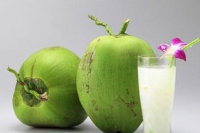 Gặp họa vì uống nước dừa không đúng cách