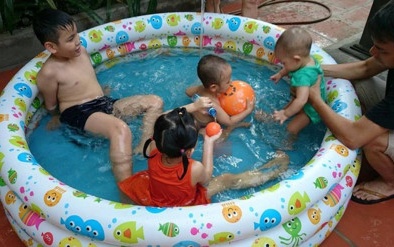 Bể bơi mini có thể gây ngộ độc chì, mẩn ngứa cho trẻ