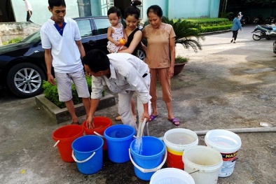 Cư dân khu đô thị Đại Kim khổ sở xếp hàng chờ nước sạch
