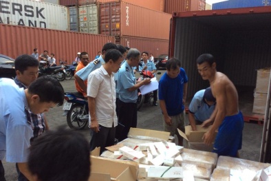 TPHCM: Phát hiện hơn một triệu bao thuốc lá nhập lậu giấu trong container