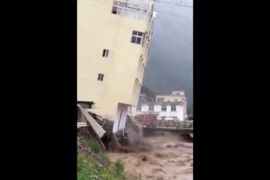 Khoảnh khắc tòa nhà 5 tầng đổ sập xuống sông vì mưa lớn
