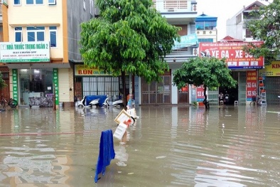 Ảnh hưởng của bão số 2, nhiều tuyến phố tại Hà Đông chìm trong biển nước
