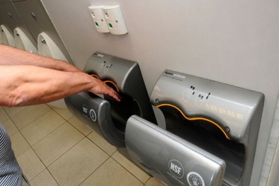 Máy sấy trong nhà vệ sinh - Công cụ phát tán vi khuẩn lây bệnh khủng khiếp