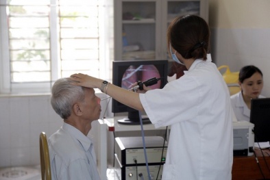 FLC phối hợp cùng Bệnh viện Hà Thành thăm khám và tặng quà người có công với cách mạng