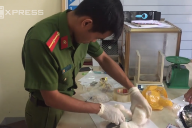 Cảnh sát ập vào phòng khách sạn bắt tội phạm ma túy
