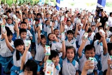 Vinamilk tri ân và thăm hỏi các mẹ Việt Nam anh hùng