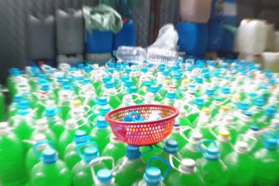 Đột nhập 'lò' sản xuất nước rửa bát 'rửa gì cũng sạch