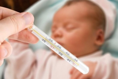 Xót xa bé gái 2 tuổi mất cả tứ chi vì viêm não mô cầu