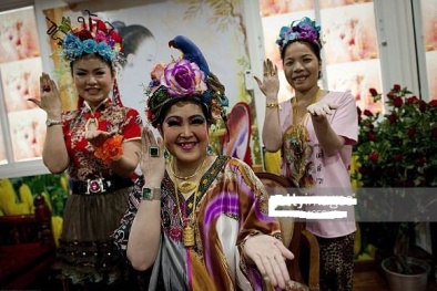 Lạ lùng cách tăng kích cỡ vòng 1 từ bàn tay và nước đá hiệu quả nhất trên thế giới