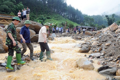 Bộ trưởng Tài nguyên và Môi trường Trần Hồng Hà vào tâm lũ Mù Cang Chải