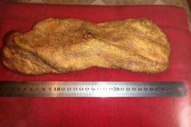 Choáng: Lái máy xúc, công nhân bất ngờ đào được cục vàng nguyên khối 10.3 kg giá 9 tỷ