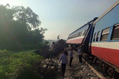 Chuyến tàu chở hơn 100 hành khách trật bánh khi vào ga
