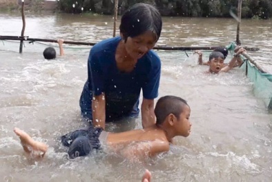 Lớp học bơi độc đáo của người phụ nữ miền Tây