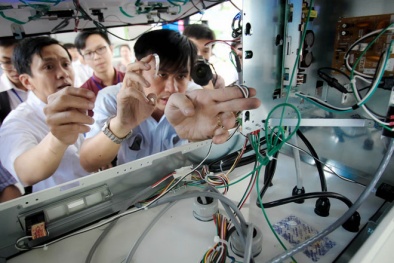 TP.HCM: Thực hiện dán tem hàng loạt trụ bơm xăng để ngăn gian lận